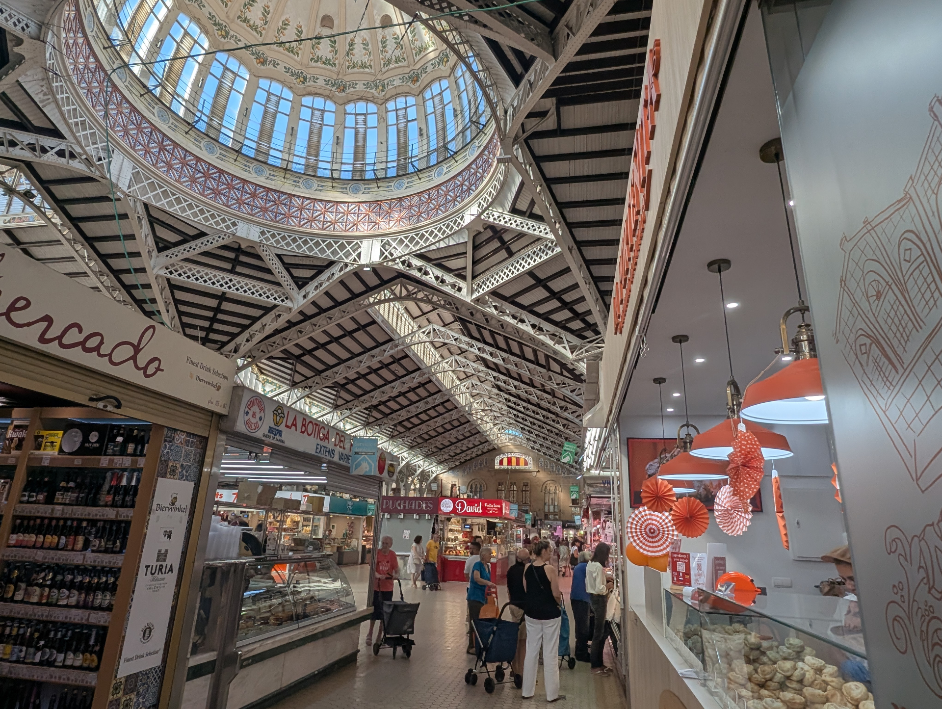 Interieur van de Mercado Central in Valencia