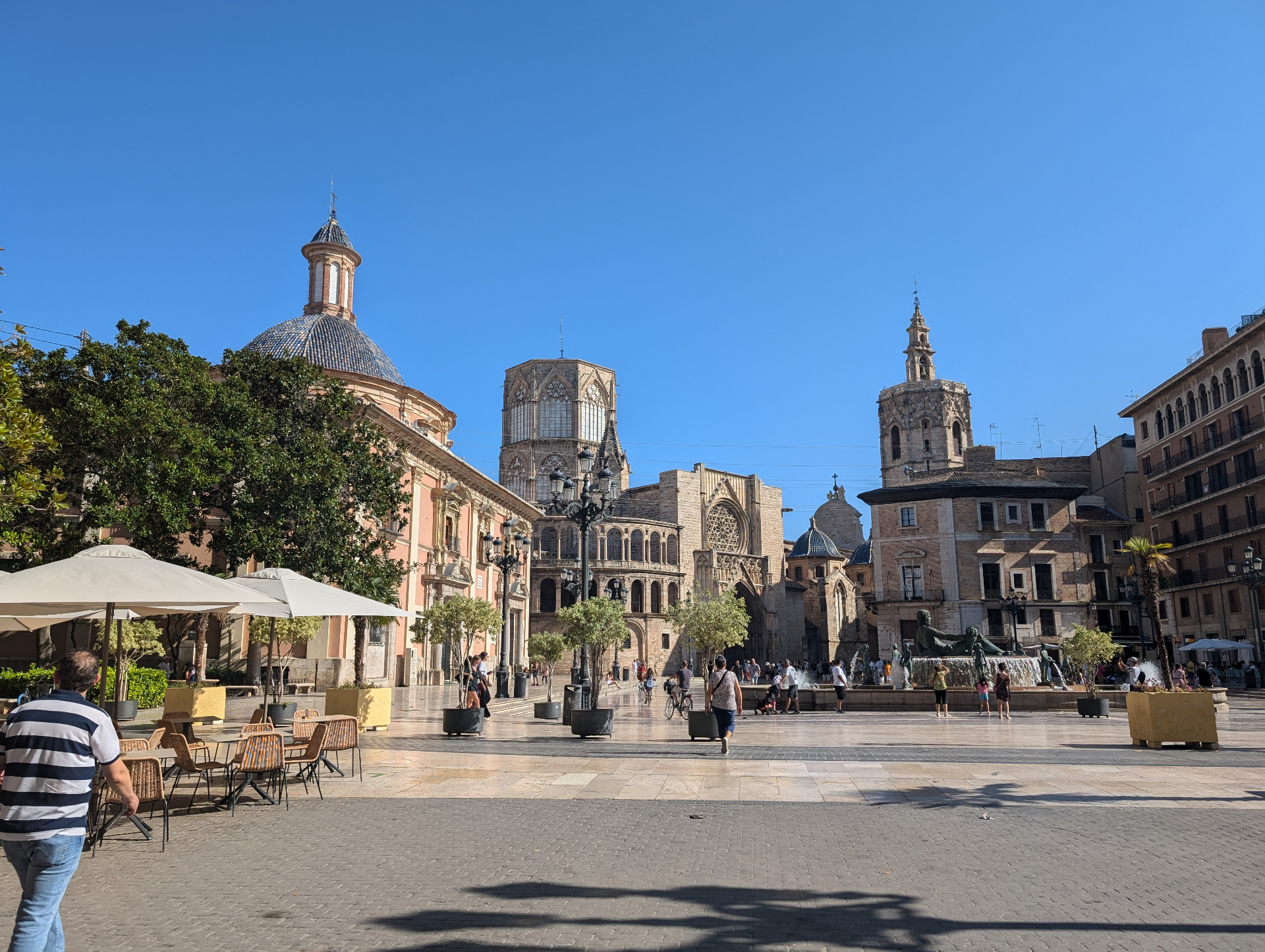 Plaza de la Virgen met de kathedraal van Valencia en de Micalet-toren