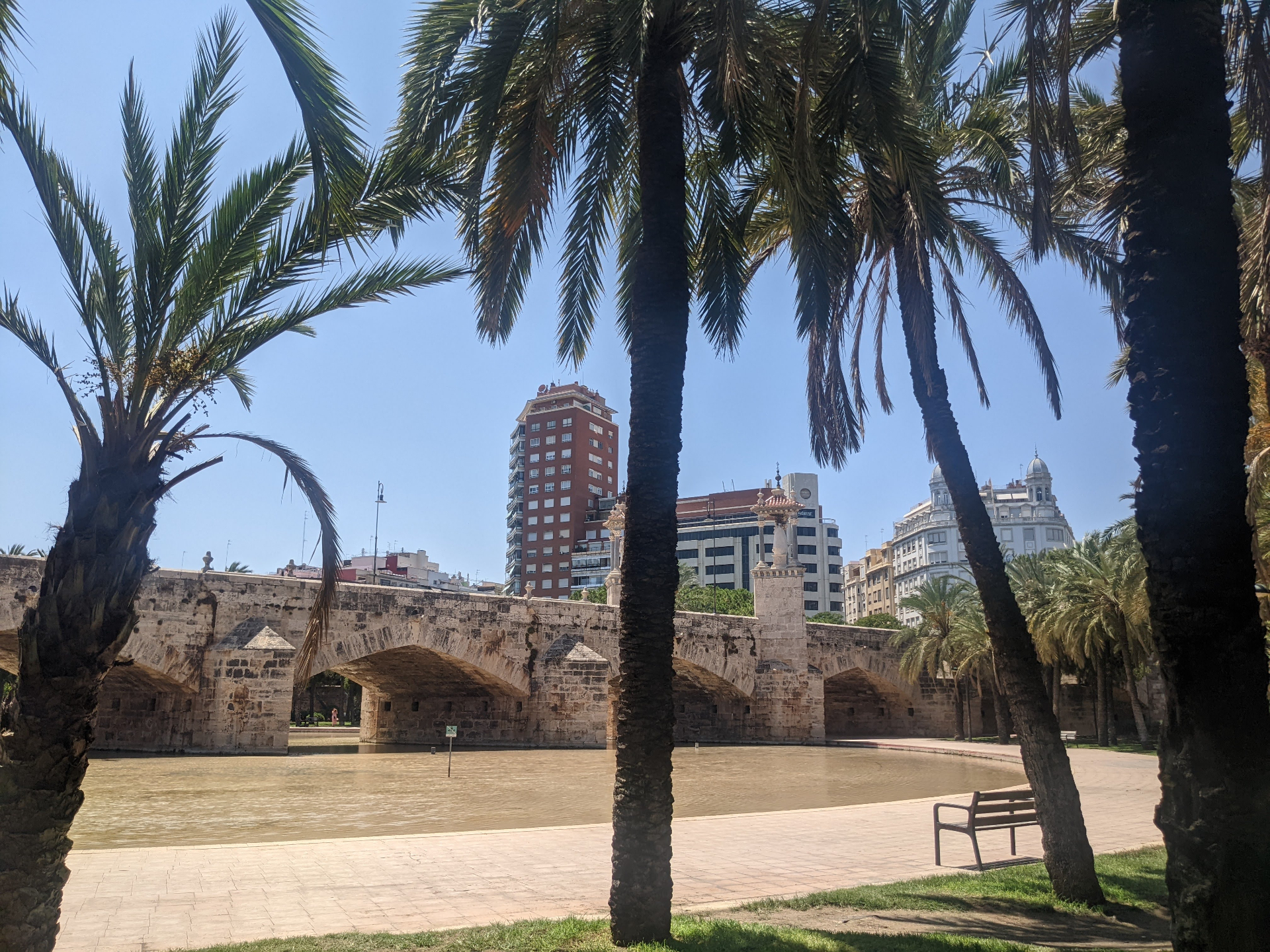 De oude stenen Pont del Mar over het Turia-park, omkaderd door palmbomen
